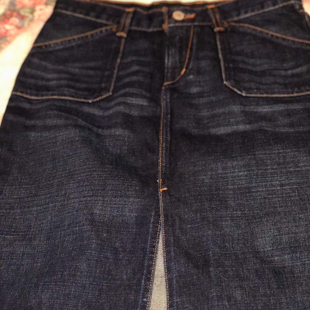 Mid length denim EXPRESS skirt w/slit and pockets
